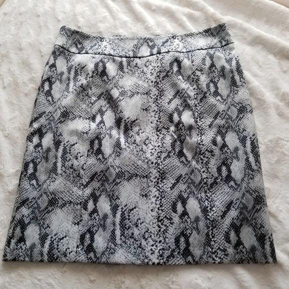 New York & Company Dresses & Skirts - 🌟HP🌟NEW YORK & COMPANY Snake-Print Pencil SKIRT